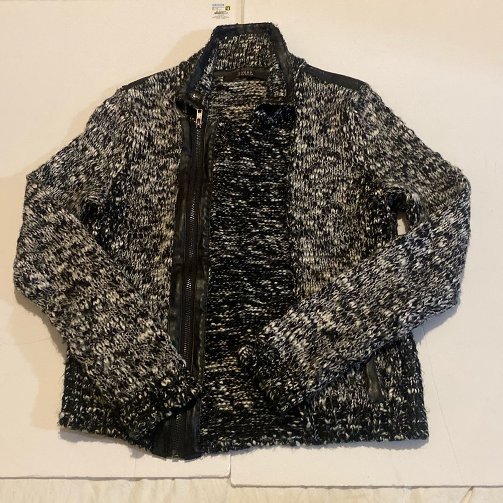 Guess zipped cardigan wool blend size medium black and white knit